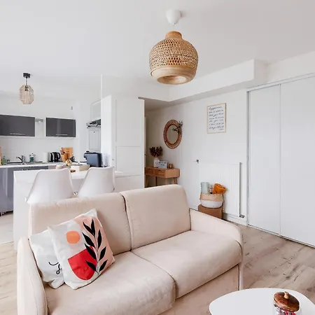 2 Pieces Avec Terrasse Proche Transport Apartment *